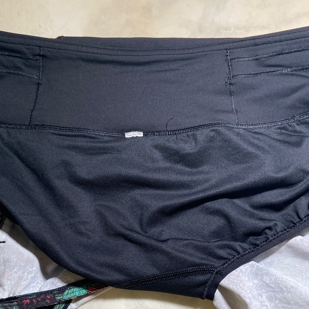 Lululemon Hotty Hot Shorts Size 4, 
4” inseam - Picture 4 of 9